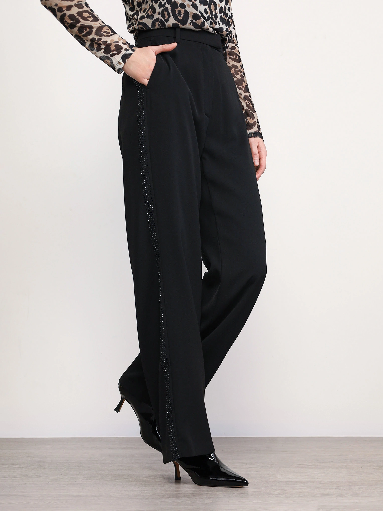 Брюки черного цвета со стразами 